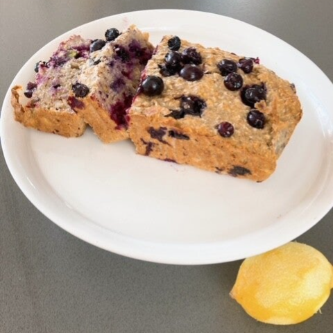 Gezond bananenbrood met blauwe bessen en citroen